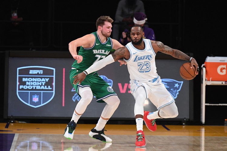 静雨:詹姆斯+东契奇是NBA历史球商最高外线组合 老詹冠军+1有望